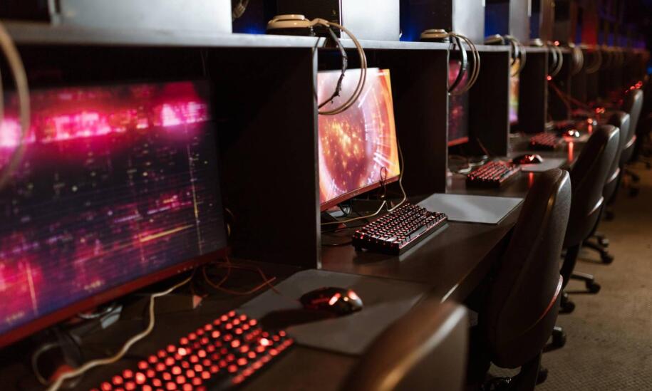 Monitor do grania 27 cali czy 32 cale - porównanie najpopularniejszych monitorów Monitor do grania 27 cali czy 32 cale - porównanie najpopularniejszych monitorów