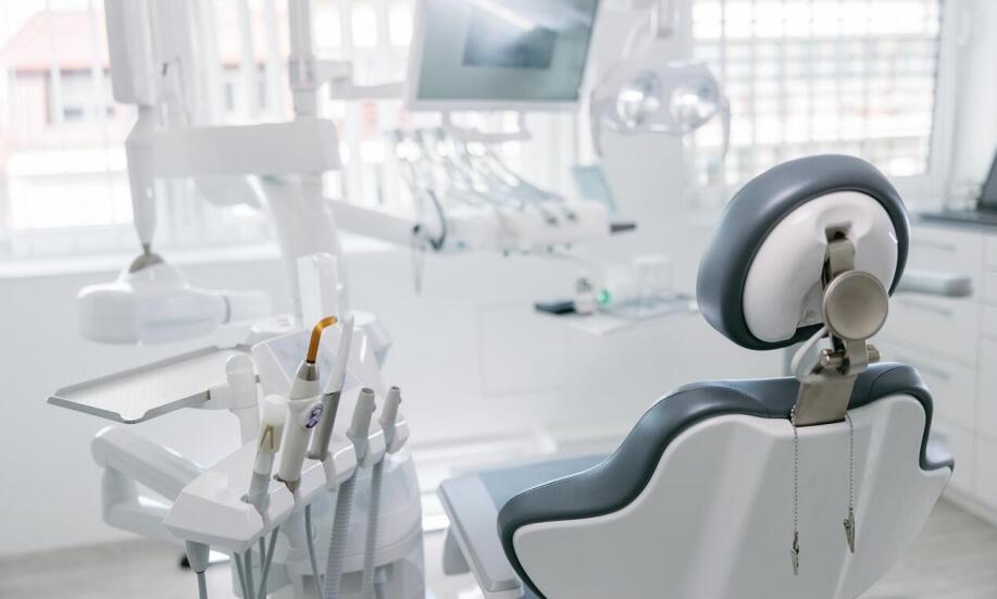 Jakich akcesoriów nie powinno zabraknąć w gabinecie stomatologicznym?