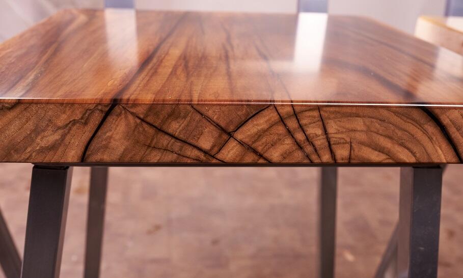 Jak pielęgnować stolik kawowy drewniany z żywicą epoksydową? 