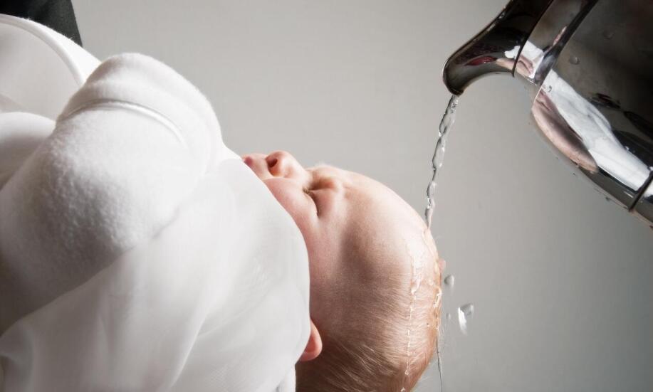 Jak wybrać sweterek do chrztu dla chłopca?