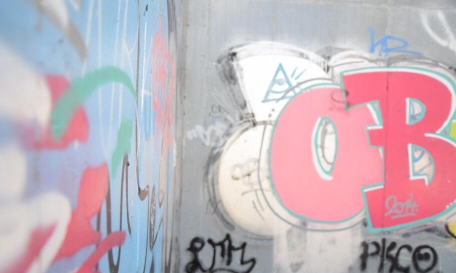 Jak usunąć graffiti ze ściany?