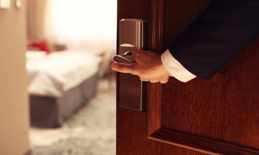 Rodzaje drzwi hotelowych. Przegląd najpopularniejszych rozwiązań Rodzaje drzwi hotelowych. Przegląd najpopularniejszych rozwiązań