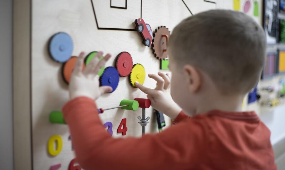 Praca z dzieckiem autystycznym: metody behawioralne i rozwojowe