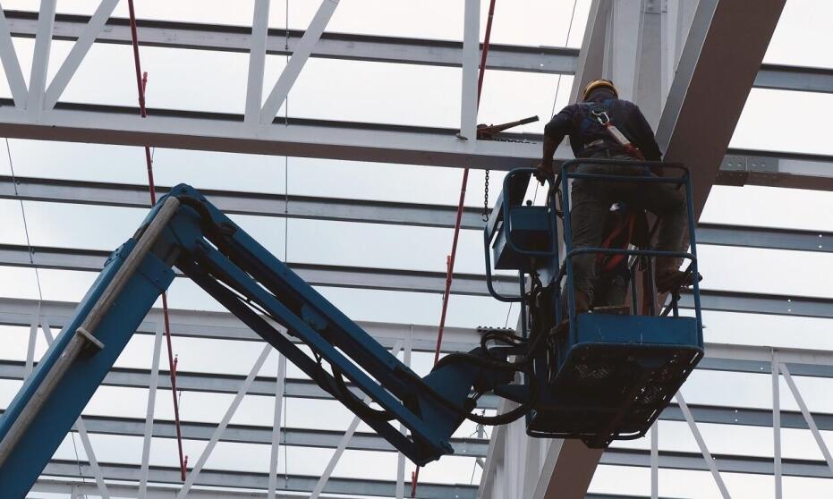 Czym charakteryzują się podnośniki teleskopowe typu spider?