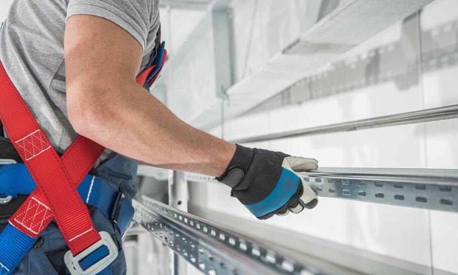 Jak tworzyć trwałe połączenia między szynami montażowymi?