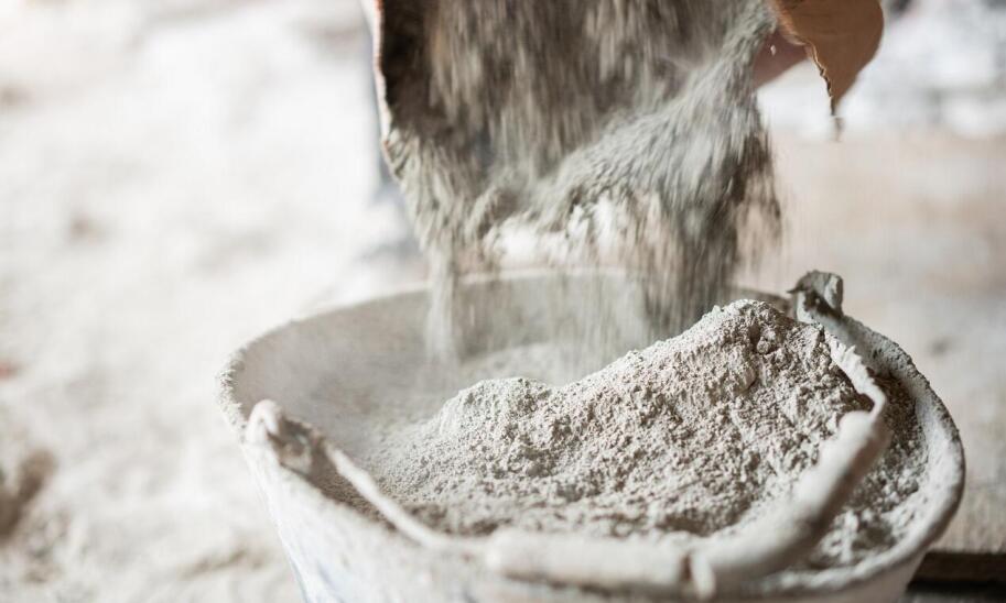 Jak wybrać dobry cement do budowy domu?