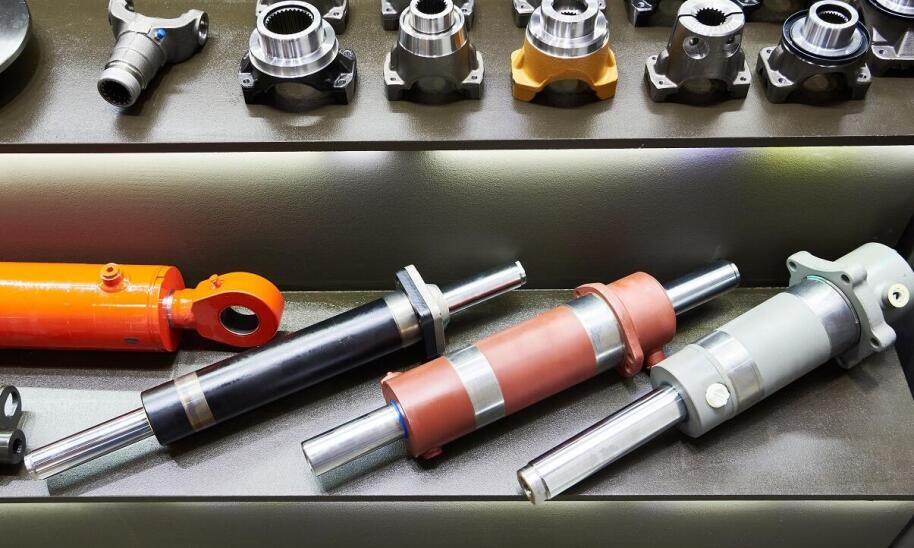 Do czego może doprowadzić praca cylindra hydraulicznego pod nadmiernym obciążeniem?