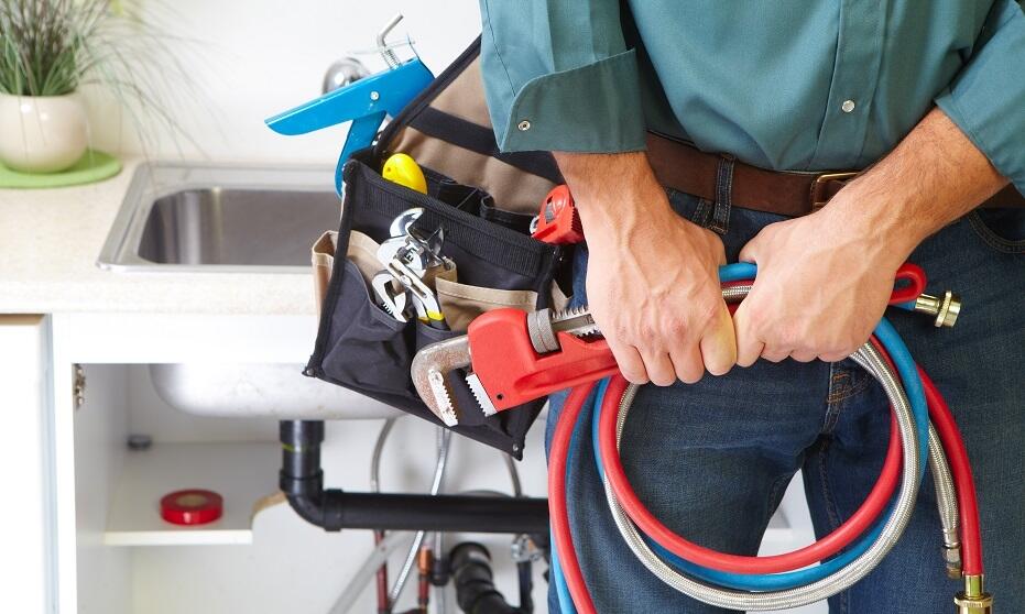 Jakie sprzęty wykorzystuje się do udrażniania rur kanalizacyjnych?