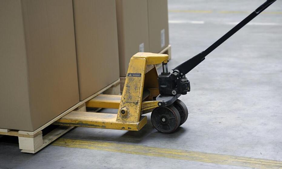 Czym przenosić ładunki na terenie magazynu?