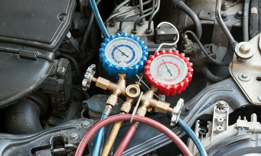 Jak sprawdzić szczelność klimatyzacji samochodowej?