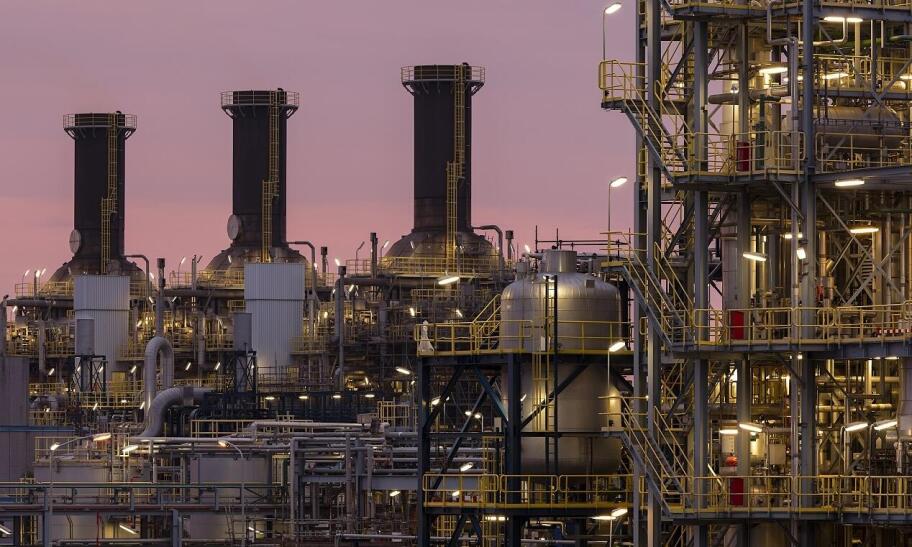 Jakie zabezpieczenia przeciwpożarowe stosuje się w zakładach petrochemicznych Jakie zabezpieczenia przeciwpożarowe stosuje się w zakładach petrochemicznych
