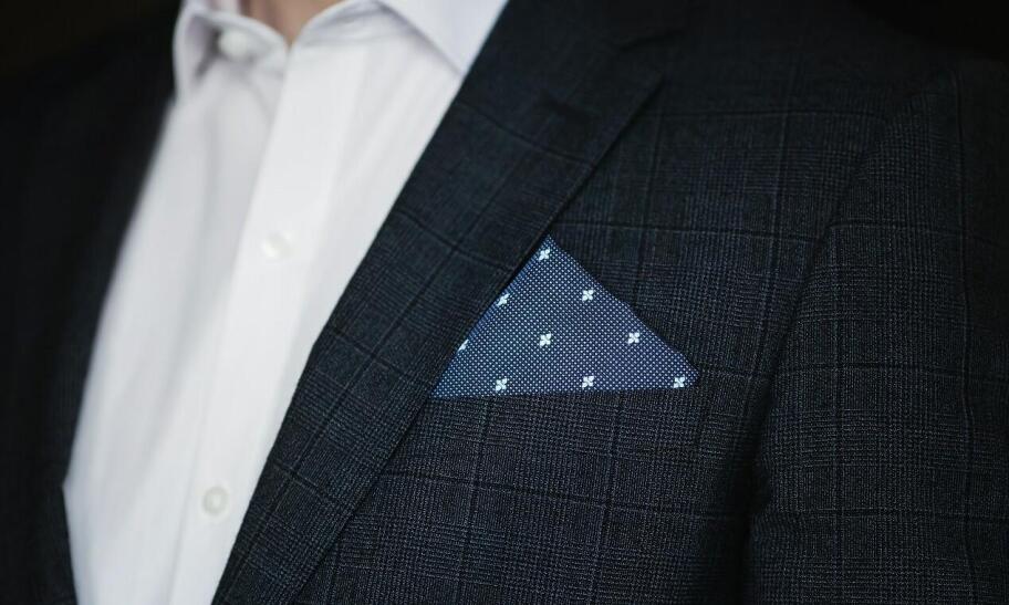 Poszetki i krawaty z logo jako sposób na budowanie wizerunku firmy Poszetki i krawaty z logo jako sposób na budowanie wizerunku firmy