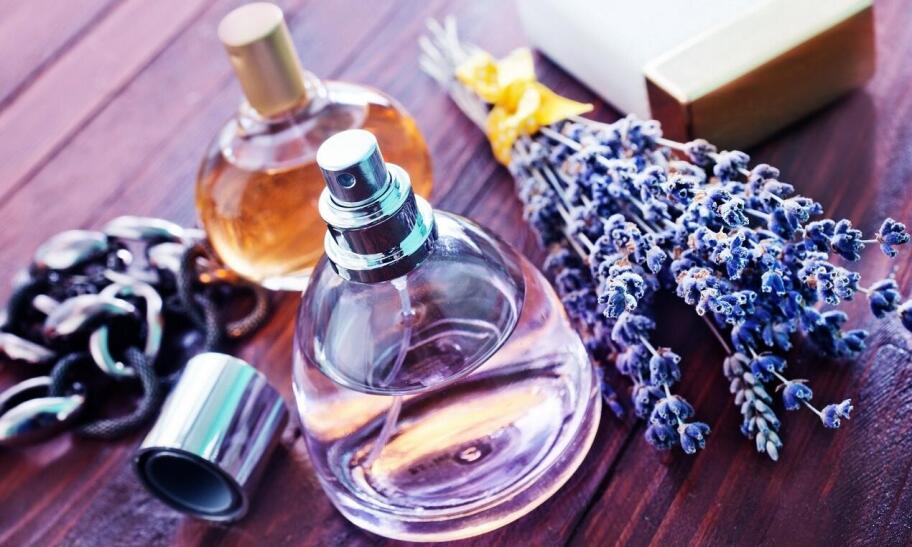 Dlaczego perfumy są pakowane do szklanych butelek?