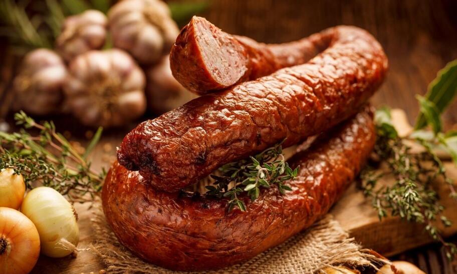 Czym się różni kiełbasa sucha od podsuszanej?