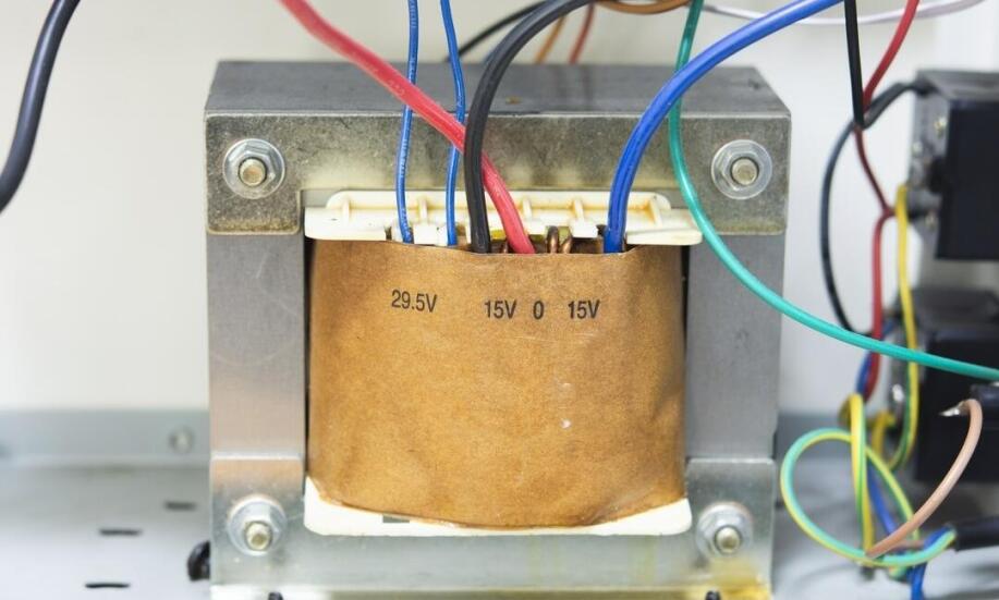 Jakie są najważniejsze elementy budujące transformatory jednofazowe