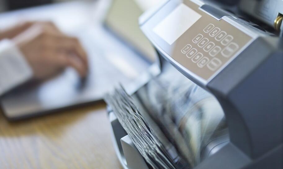Do czego służą czujniki magnetyczne w liczarkach do banknotów?