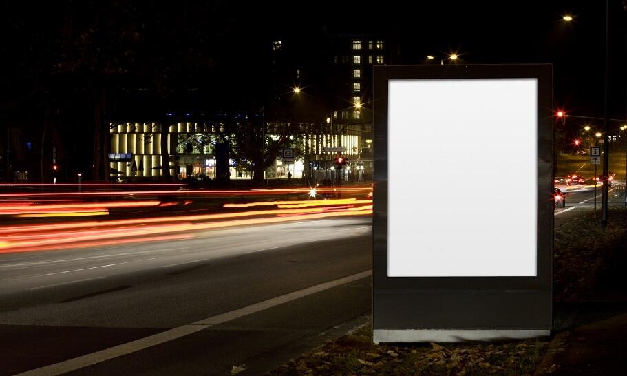 Jakie zalety ma reklama świetlna?