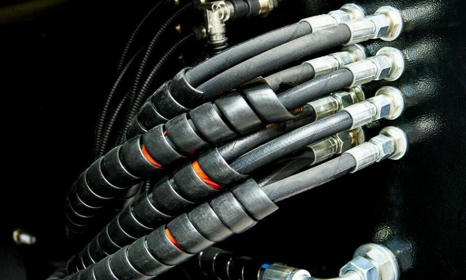 Z jakich materiałów produkuje się węże hydrauliczne? Z jakich materiałów produkuje się węże hydrauliczne?