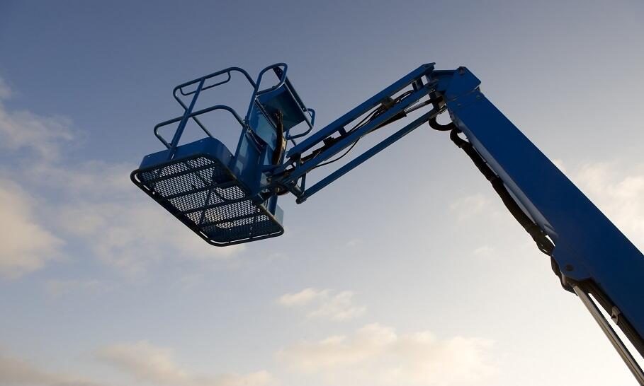 Dlaczego warto skorzystać z usług wynajmu podnośników koszowych?