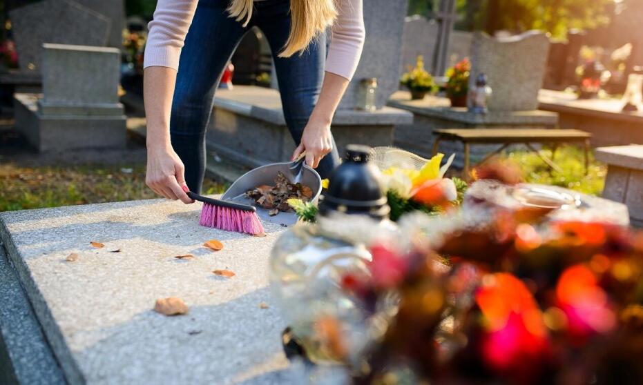 Jak dbać o nagrobek cmentarny? 