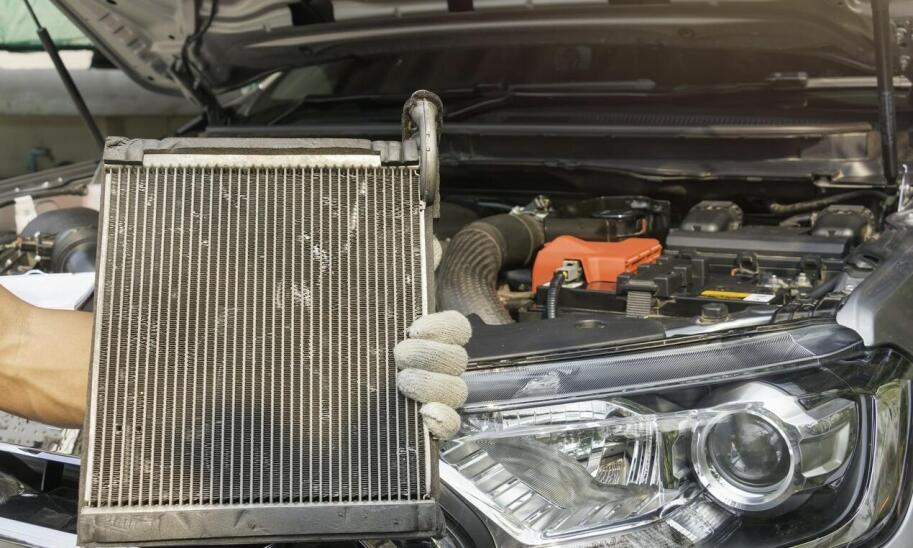 Dlaczego nie warto samodzielnie wymieniać chłodnicy?