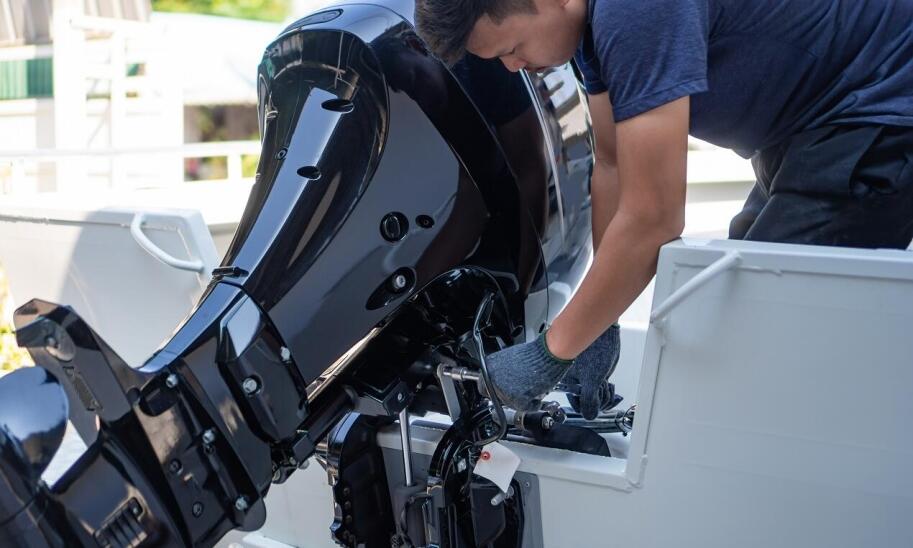 Jak dostosować silnik zaburtowy do wysokości pawęży łodzi?