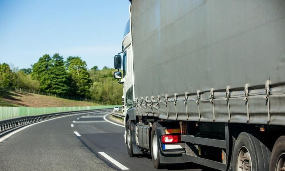 Jakie uszkodzenia plandek samochodowych da się naprawić?