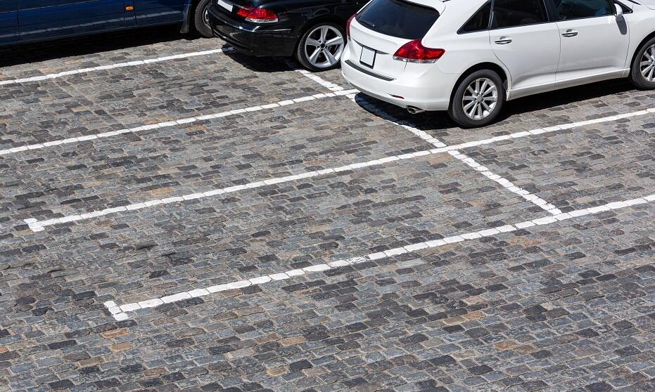 Najważniejsze zalety parkingów z kostki