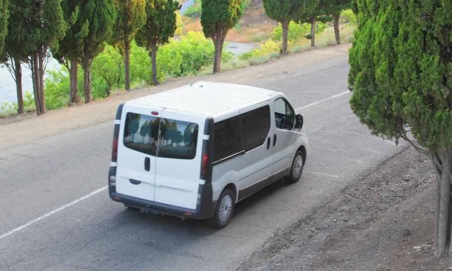 Wynajem busa z kierowcą - skorzystaj z usług profesjonalistów