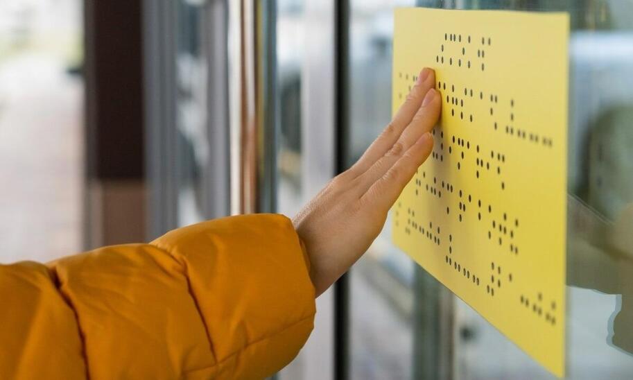 Jak ułatwić osobom niewidomym poruszanie się po mieście?