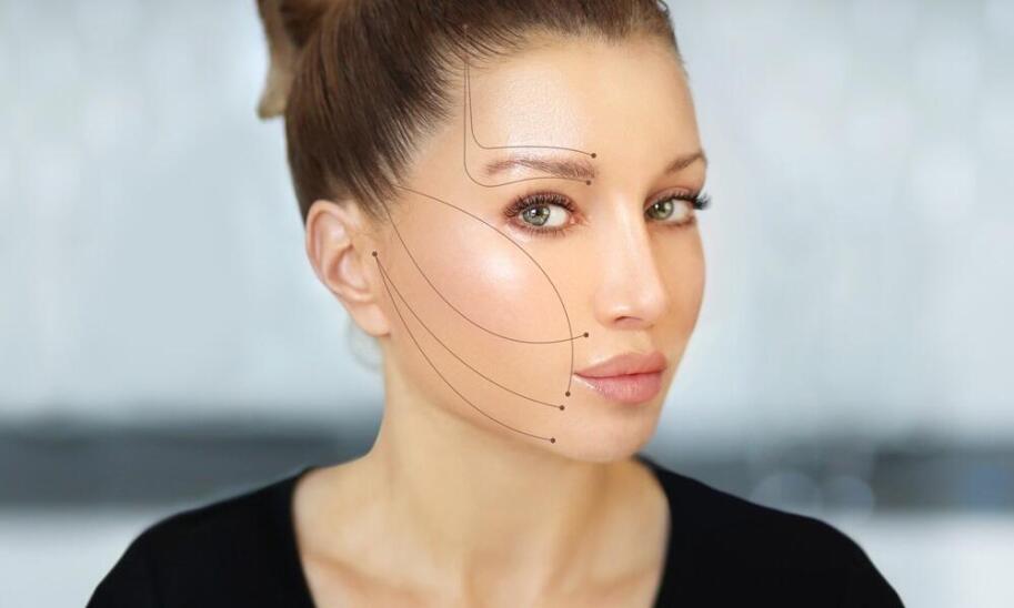 Jakie zabiegi pomogą na opadające kąciki ust?