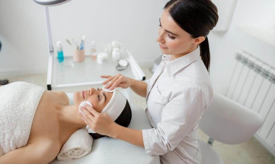 Jakie usługi oferuje dobra kosmetyczka?