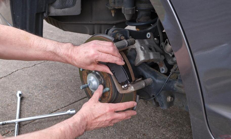 5 podstawowych powodów do wymiany klocków hamulcowych w samochodzie