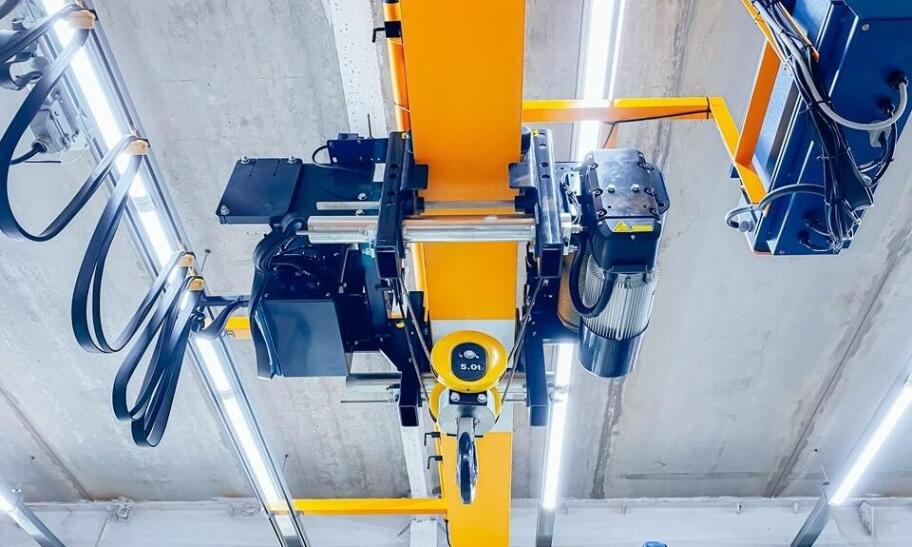 Jak wyglądają montaże maszyn suwnicą hydrauliczną? Jak wyglądają montaże maszyn suwnicą hydrauliczną?