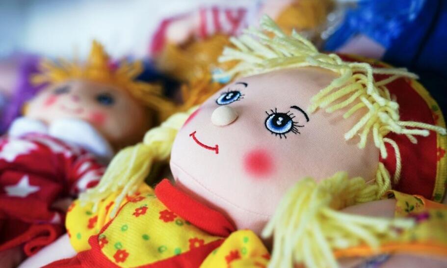 Jakie materiały wykorzystuję do szycia lalek?