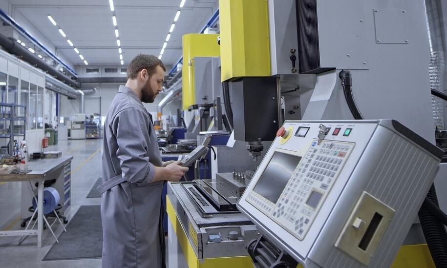 Na czym polega programowanie oprzyrządowania produkcyjnego?