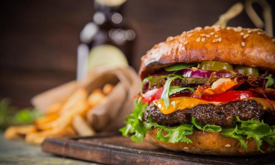 Czym się różni burger z fastfooda od prawdziwej grillowanej kanapki?