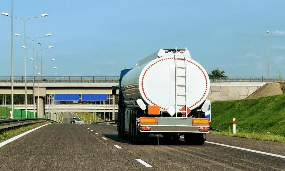Jakie standardy bezpieczeństwa należy spełnić przy transporcie paliw?