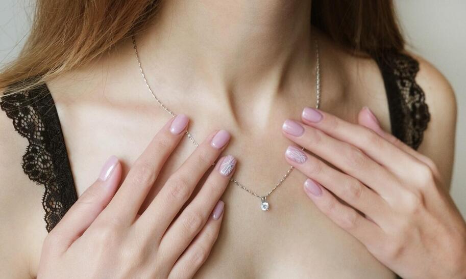 Na jakie okazje warto wybrać długi srebrny łańcuszek z zawieszką?