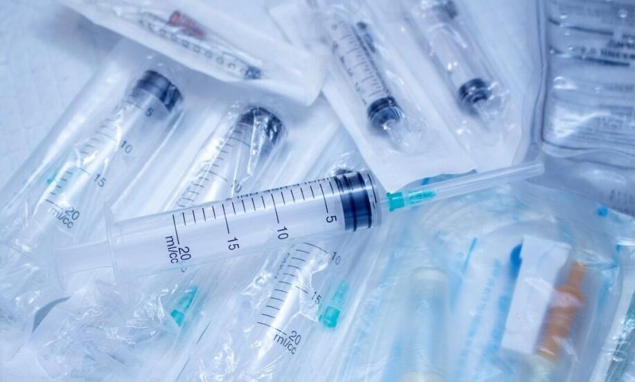 Czym charakteryzują się strzykawki wykorzystywane do iniekcji w placówkach medycznych?