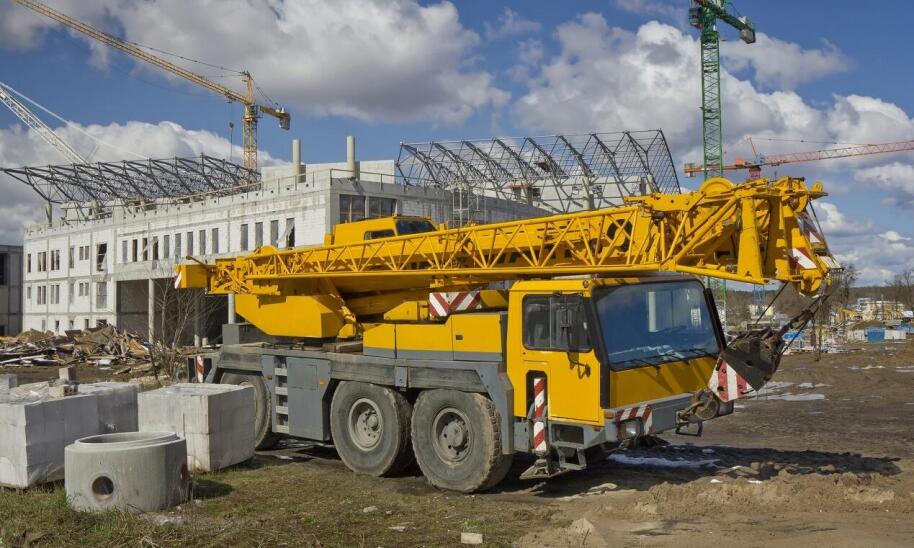 Jakie usługi dźwigiem wykonuje się na budowie?
