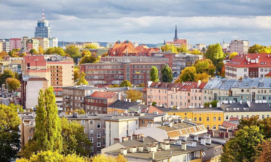 Czy podczas podróży do Szczecina warto nocować w centrum? 