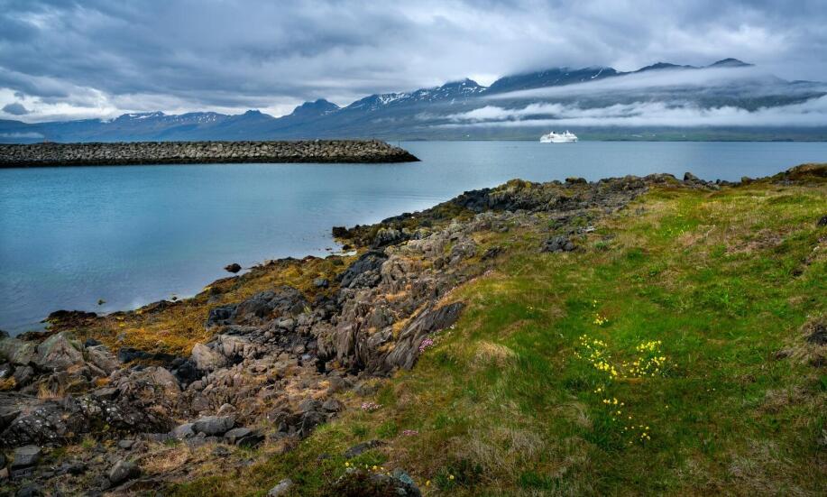 Kiedy przypada szczyt sezonu turystycznego na Islandii?