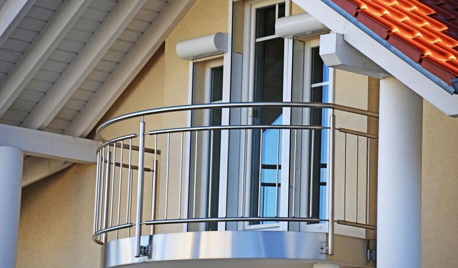 Balustrady nierdzewne zewnętrzne - jakie modele oferują producenci?