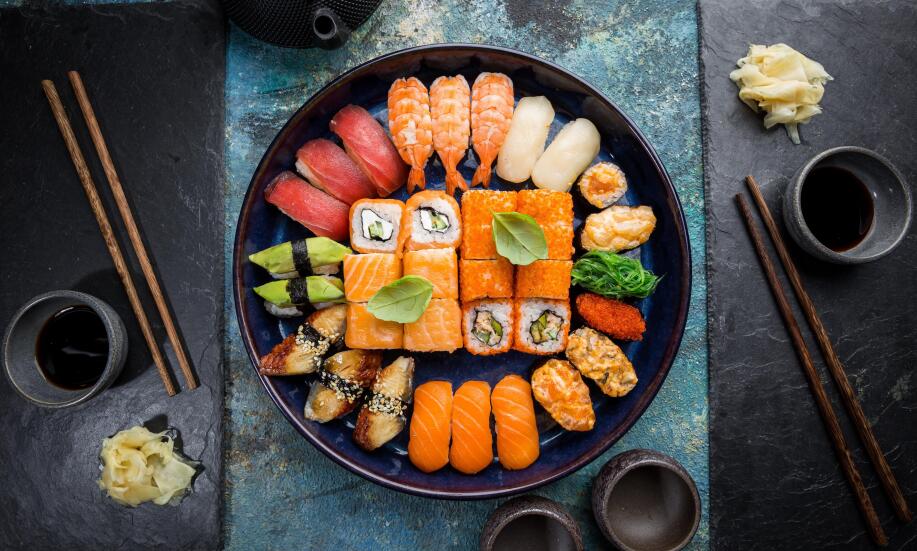Sztuka prezentacji: dekorowanie talerzy z sushi w profesjonalnym stylu Sztuka prezentacji: dekorowanie talerzy z sushi w profesjonalnym stylu