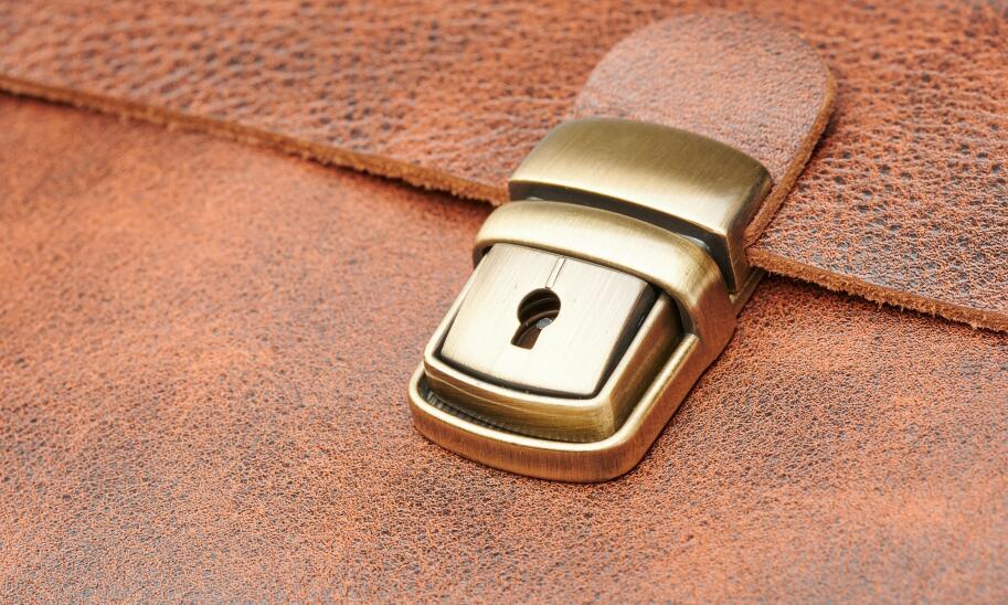 Jakie klamry stosuje się w torebkach?