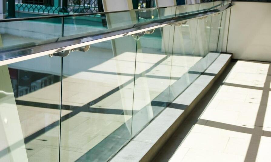 Balustrady szklane w nowoczesnych biurowcach