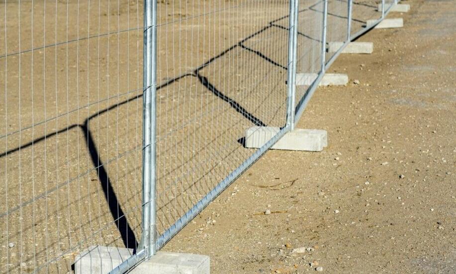 Dlaczego warto wynająć ogrodzenia przenośne?