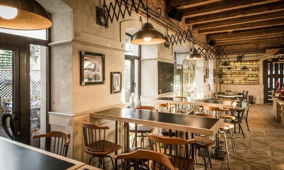 Innowacyjne rozwiązania i materiały stosowane przez producentów krzeseł do restauracji