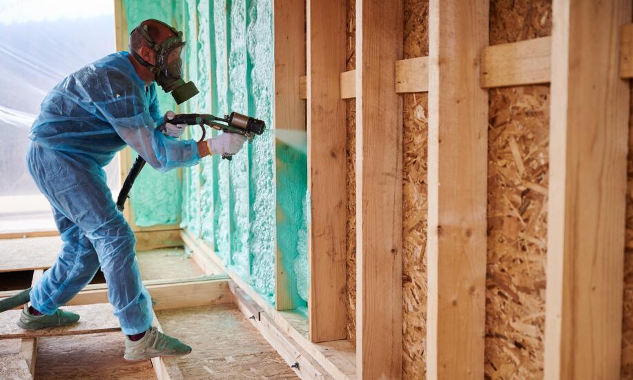 Czy budynki drewniane można ocieplać pianą?